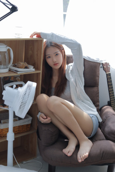 女子在公交车上脱内衣占座